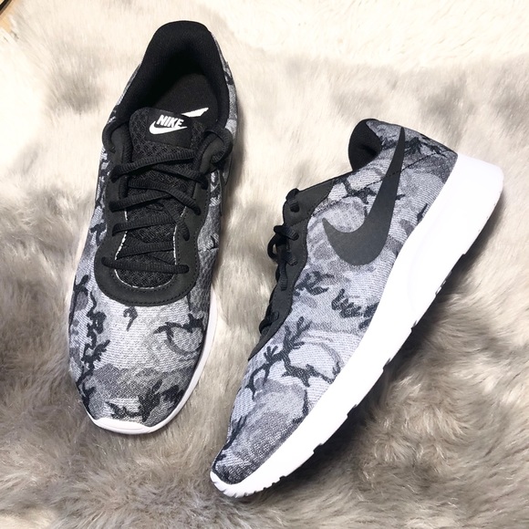 Nike Other - Nike Tanjun Print Running Sneakers Size 10